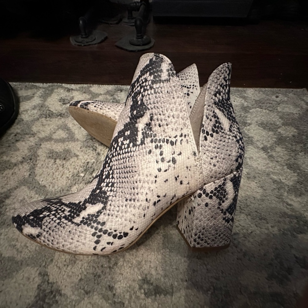 Steve Madden heeled women’s size 10 snake print boots